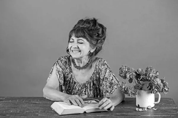 Feliz anciana o abuela — Foto de Stock