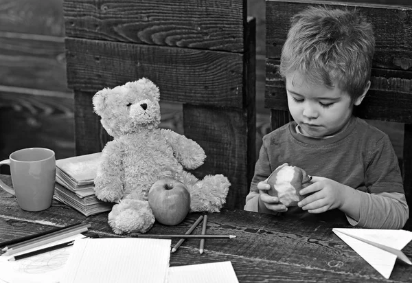 Bedårande pojke äta läckra apple. Kid dela mellanmål med favorit leksak. Elev som spelar under paus — Stockfoto