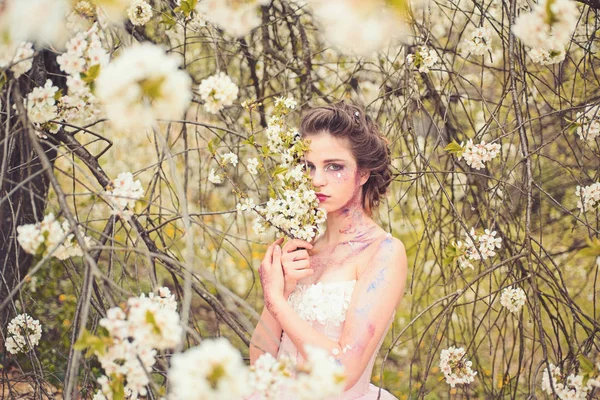 Día de verano. Belleza natural y terapia de spa. Vacaciones de primavera. pronóstico del tiempo. Chica de verano en el árbol floreciente. Mujer con maquillaje de moda de primavera. cara y cuidado de la piel. salud de las mujeres. alergia a las flores — Foto de Stock