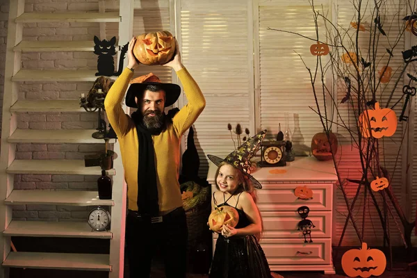 Père et fille avec décor d'Halloween. Concept de fête d'Halloween — Photo