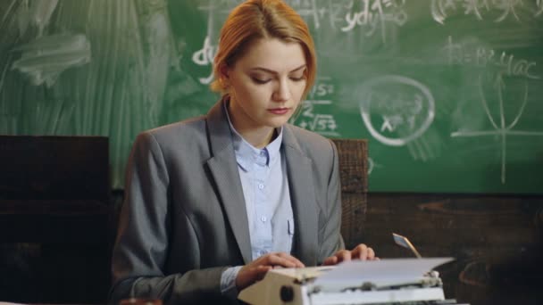 Universidade orador feminino conduz formação empresarial, educação e conceito de alfabetização. Professores do ensino médio dão palestras na sala de aula. Impressões de mulher em uma máquina de escrever . — Vídeo de Stock