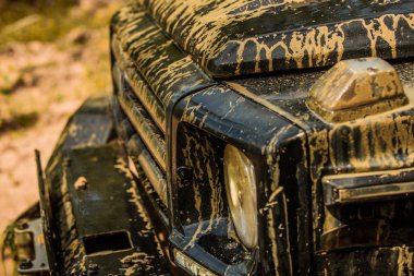 Kavram büyük 4 x 4 araba ile seyahat. Çamur üzerinde izlemek. 4 x 4 Off-road suv araba. Offroad araba. Safari. Off-Road dağ yolda seyahat. En iyi yol araçları kapalı.