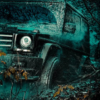 Alt görünümü büyük offroad araba tekerlek ülke road ve dağlar zemin üzerinde. Jeep bir su birikintisi içine çöktü ve kir bir sprey kadar aldı. Sefer offroader. Off-Road aracı dağda gider.