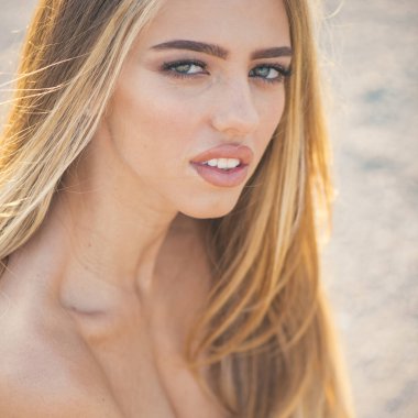 Güzel bir kadın yüzü. Güzel bir genç kadının açık hava hayat portresi. Doğal güzellik. Mükemmel beyaz dişler ve dudaklar. Yüz portresini kapat.