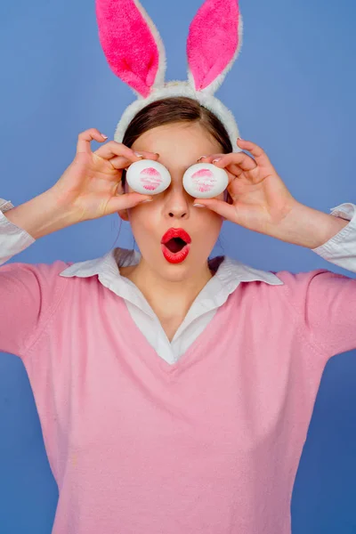 Feliz Pascua. Mujer joven con orejas de conejo. Retrato de una mujer feliz con orejas de conejo. Caza de huevos. Labios y Pascua, impresión de beso de lápiz labial en huevo de Pascua. — Foto de Stock