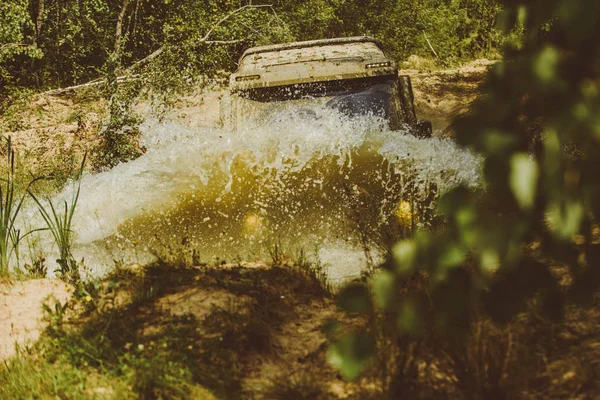 Off-road travel on mountain road. Offroad vehicle coming out of a mud hole hazard. Drag racing car burns rubber. Extreme. Off-road car. Rally racing. — Stock Photo, Image