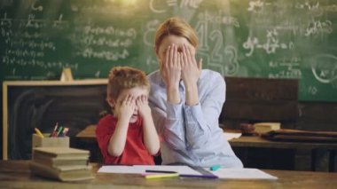 Blackboard okulda kavram. Gençler, öğrenci ve öğrenci sınıfta. Akıllı ve başarılı çocuk ve annesi sınıf. Erkek çocuk ve gülümseyerek, kameraya bakarak kadın portre.