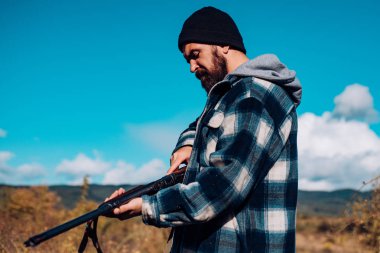 Avcı boş zaman avcılık harcamak. Av Ekipmanları uzmanları için. Avcılık avcılar için acımasız erkeksi hobi olduğunu.