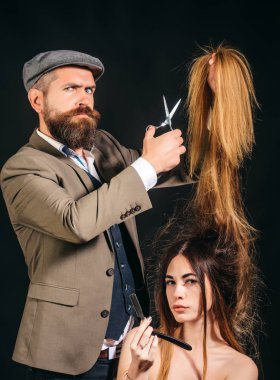 Sağlıklı Saçlı Güzel Manken Kız. Uzun saçlı. Moda kesimi. Kuaför, güzellik salonu. Modern saç kesimi. Berber ve berber salonu hakkında fikirler.