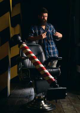 Reklam ve Kuaför Salonu kavramı. Portre sakallı adam. Profesyonel kuaför berber iç. Tıraş bıçağı. Tıraş adam ve jilet adam. Adam ziyaret kuaförü Kuaför Dükkanı.