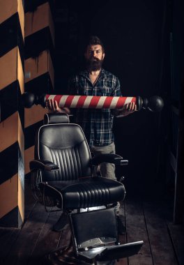 Sakallı erkek kuaförü kuaför dükkanı ziyaret etti. Sandal ağacı tıraş kremi. Erkek istemci tarafından Kuaför Saç kesimi almak. Komuta sizde ziyaret Kuaför berber dükkanı olarak.