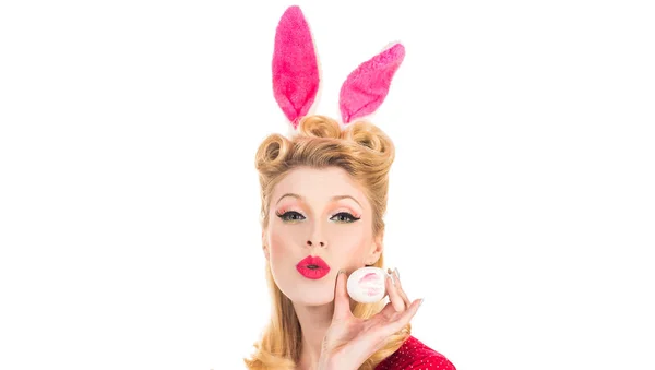 Mujer feliz preparándose para la Pascua. Caza de huevos de Pascua. Chica bonita caza huevos de Pascua. Mano con huevos de Pascua de color. concepto de orejas de conejo . —  Fotos de Stock