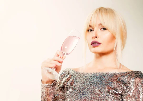 Schöne Frau mit Shampain. modische Blondine. sexy blonde Frau mit Glas shampain. — Stockfoto