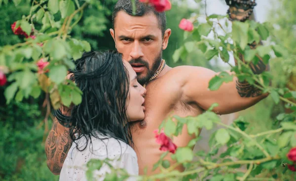 Hombre latino guapo con mujer. Pareja de primavera. Lluvia, amor, pasión. Historia de amor en el jardín. Pareja enamorada . —  Fotos de Stock