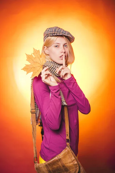 Femme d'automne tenant une feuille d'or. Belle blonde sensuelle jouant avec les feuilles. Rabais d'automne sur la lingerie. Vente de culottes pour femmes. Fille en automne dans une saison vêtements whith feuille d'or. — Photo