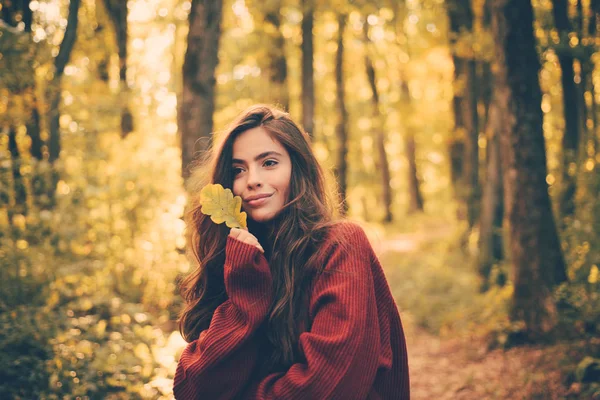 Romantiska hösten kvinnan modell. Porträtt av vackra kaukasiska kvinna promenader utomhus. Hösten kvinna att ha kul på parken och leende. — Stockfoto