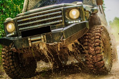 Alt manzaradan büyük off-road araba tekerine, şehir yolu ve dağ zemininde. Tekerlekleri ve kumdaki toza dönen off-road 'u hareket ettir..