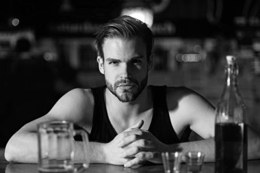 İçtikten sonra iş yok. Alkol bağımlılığı ve kötü alışkanlık. Bira bardağı ile alkol bağımlısı. Adam alkol barda. Yakışıklı adam içki bira bar sayacı. Bira restoran. Alkollü içecek UOL