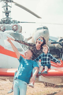 Aşkın kanatları üzerinde uçan. Hava Tur ve seyahat. Kadın ve erkek erkek çocuk, helikopter ile. Mutlu aile tatili. Aile iki oğluyla tatil seyahat. Hava yoluyla ulaşım zevk