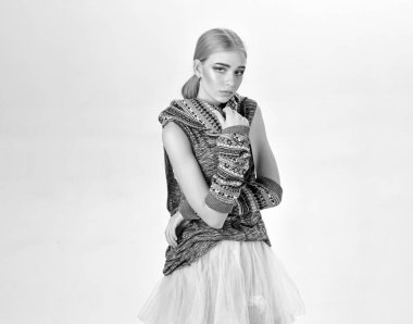 Sarışın model parlak makyaj ve beyaz arka plan üzerinde izole boho stil kıyafetlerle kalın kaşları ile