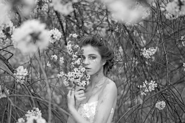 Bahar ruh. Bahar tatili. hava tahmini. Bahar moda makyaj kadınla. Yüz Cilt Bakımı. kadın sağlık. çiçekler alerjisi. Yaz kıza çiçek açan ağaç. Doğal güzellik ve spa terapisi