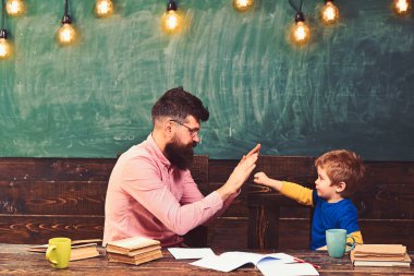 Yakışıklı öğretmen ve sınıf içinde oynayan sevimli çocuk. Görevi başarmak okul çocuğu. Küçük şampiyon selamlama