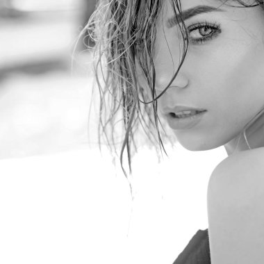 Gorgeous saç en iyi intikam olduğunu. Makyaj güzellik bak modeliyle. Şehvetli makyaj göz seksi kadınla. Güzel kadın giyim uzun ve ıslak saçlar. Saç ve güzellik salonu. Saç güzelliği olduğunu