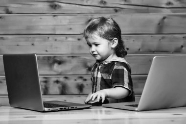 Sevimli çocuk bilgisayarlar üzerinde çalış