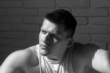 Genç yüzü olan adam. Maço kısa saç veya saç kesimi ile. Sağlıklı cilt yakışıklı adam. Gençlik cilt bakımı ve kavram damat