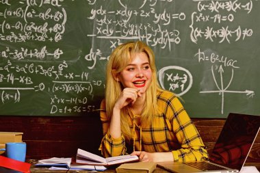 Bir dizüstü bilgisayar sınıfındaki izlerken bir sınav euphoric kız geçen öğrenci. Öğretmen koyar işaretleri dizüstü bilgisayar ile e-posta geri bildirimler gönderir.