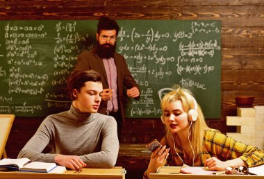 Başarılı öğretmenler her zaman zamanında ve hazırlanan. Öğrenci öğrenme stili uygun yöntemi eğitimi için görünüyor. Grup öğrenci dersi veren eğitimli profesyonel.