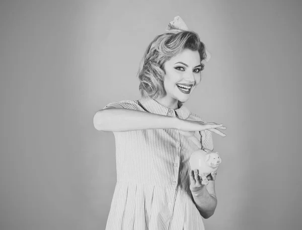 Ersparnisse, retro frau, pinup, jahrgang — Stockfoto