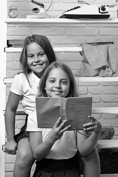 Niñas niños leyendo un libro en la biblioteca —  Fotos de Stock