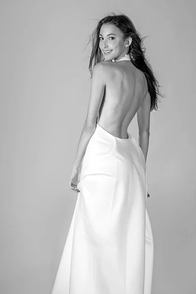 Mujer en vestido blanco sobre fondo rosa . — Foto de Stock