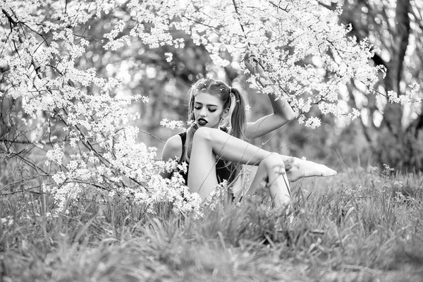 Menina bonita em flor — Fotografia de Stock