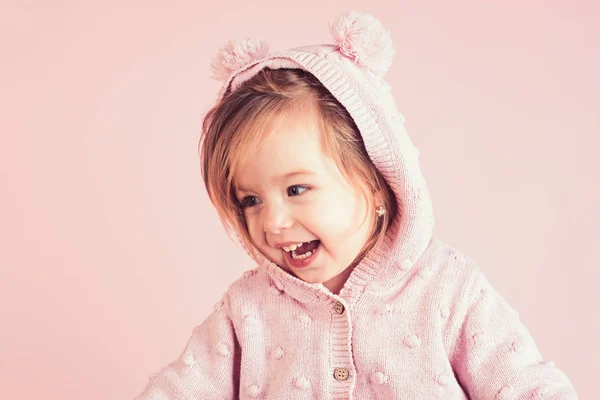 Divirtiéndose. Niña sonriendo. moda de otoño y primavera para niños. Pequeña chica feliz. infancia y felicidad. ¡Hurra! Pura alegría. fondo rosa — Foto de Stock