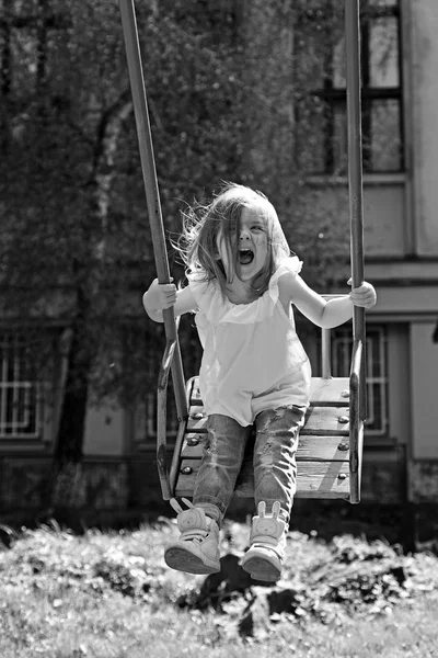 Stor glädje. romantisk liten flicka på gunga, söta drömmar. Glad skrattande barn flicka på gunga. Små barn leker på sommaren. barndomen daydream .teen frihet. Lekplats i parken — Stockfoto