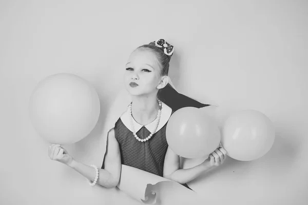 Verjaardag, geluk, kindertijd, blik. Kind met ballonnen, verjaardag. Klein meisje kind met partij ballonnen, feest. Meisje met kapsel houden ballonnen. Beauty en mode, punchy pastels. — Stockfoto