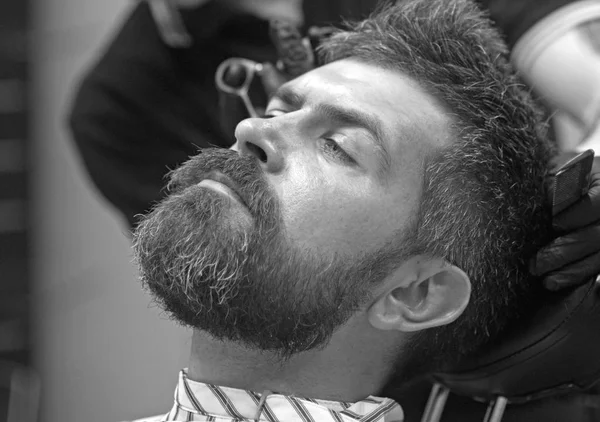 Mann lässt sich beim Friseur die Haare schneiden — Stockfoto