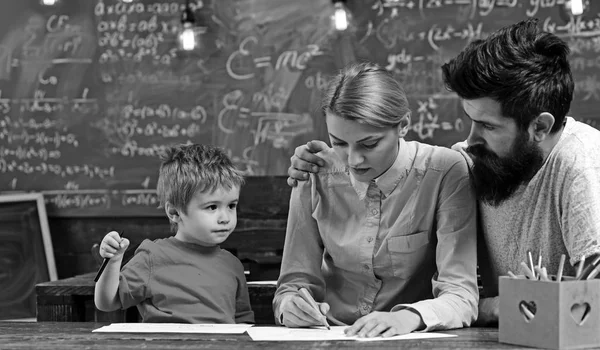 Madre, padre e hijo pintando sobre papel. Lindo niño pequeño dibujar con la familia —  Fotos de Stock