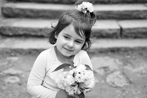 Belo buquê. Criança pequena. Beleza natural. Dia das crianças. Moda menina de verão. Feliz infância. rosto e cuidados com a pele. alergia às flores. Na Primavera. previsão meteorológica. Menina na primavera ensolarada — Fotografia de Stock