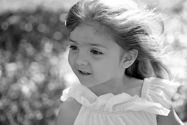 Jong en zorgeloos. gezicht en huidverzorging. allergie voor bloemen. Lente. weersverwachting. Klein kind. Natuurlijke schoonheid. Childrens dag. Klein meisje in het zonnige voorjaar. Zomer meisje mode. Gelukkige jeugd — Stockfoto