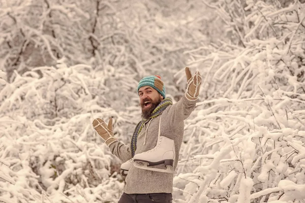Sakallı mutlu adam tutun paten karlı kış orman, Noel — Stok fotoğraf