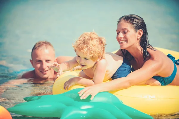 Maldiven of Miami beach activiteit vreugde. Maldiven zomervakantie van gelukkige familie spelen bal in water. — Stockfoto