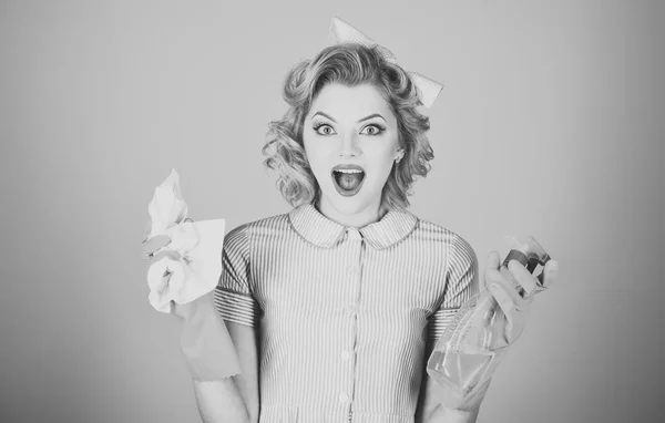 Retro vrouw schonere op roze achtergrond. — Stockfoto