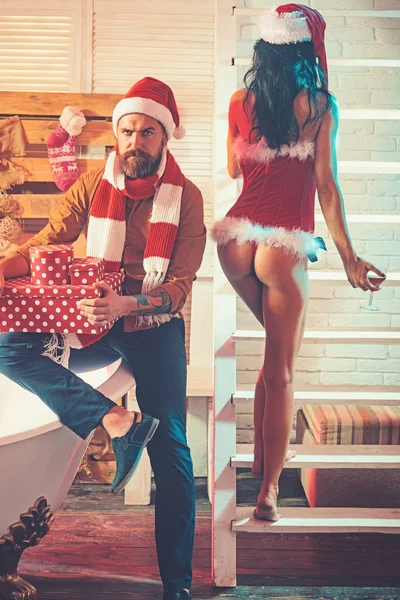 クリスマス パーティーの赤い衣装とプレゼント ボックス. — ストック写真