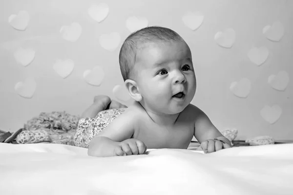 Sentirse seco y cómodo. Familia. Cuidado de niños. Día de los niños. Niña pequeña con cara linda. crianza. Retrato de un niño feliz. Felicidad infantil. Dulce bebé. Nueva vida y nacimiento del bebé — Foto de Stock