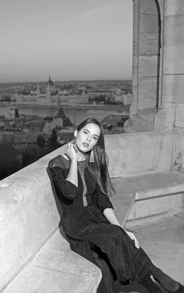 Vista da cidade com princesa em estilo celebridade. Menina com maquiagem glamour. Menina sexy em vestido elegante. Moda e beleza da senhora de negócios. Mulher de luxo em vestido de noite — Fotografia de Stock