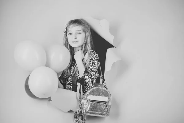 Anniversaire, bonheur, enfance, regarde. Beauté et mode, pastels punchy. Petite fille enfant avec des ballons de fête, célébration. Enfant avec ballons, anniversaire. Petite fille avec coiffure tenir des ballons . — Photo