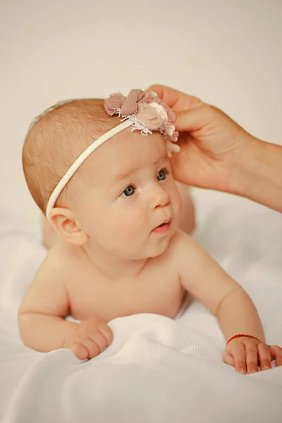 Loja de artigos de bebê para bebê recém-nascido feliz. Loja de bebés para recém-nascidos. Amor e cuidado para o bebê feliz. Aproveite o seu tempo na nossa loja. Mãe cuidado em tudo o que fazemos — Fotografia de Stock